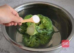 蒜香肉末西兰花的做法图解1