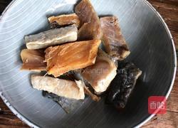 豆腐干炖腊鱼的做法图解2