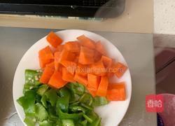鸡胸肉鸡丁炒胡萝卜尖椒的做法图解2