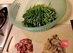 腊肠墨鱼炒蒜苔的做法图解1