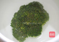 西兰花鸡肉条的做法图解2