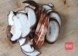 香菇鸡白菜蛋面的做法图解1