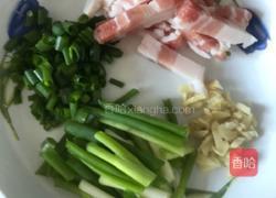 五花肉炒豆芽的做法图解2
