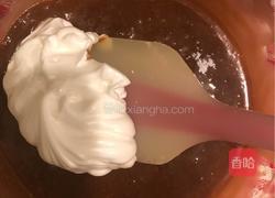 圣诞帽草莓杯子蛋糕的做法图解7