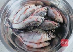 干炸小鲫鱼的做法图解2