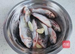 干炸小鲫鱼的做法图解5