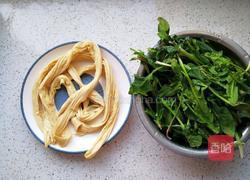 炝拌腐竹菠菜的做法图解1