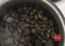 辣椒炒花蛤的做法图解1