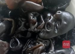 猪肉木耳蘑菇馅的做法图解3