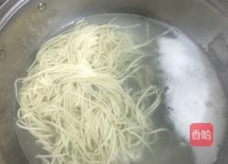 五分钟煮酸汤鲜肉面的做法图解2