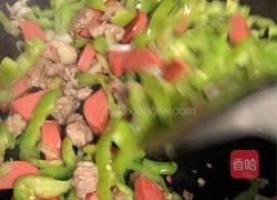 辣椒炒肉炒火腿肠的做法图解4