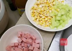 玉米青瓜炒香肠的做法图解1