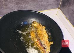 锅仔小鲫鱼的做法图解4
