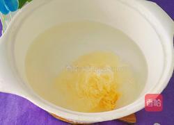 白萝卜紫菜银耳汤的做法图解2
