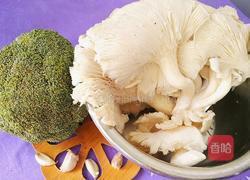 平菇炒西兰花的做法图解1