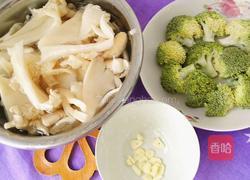 平菇炒西兰花的做法图解2