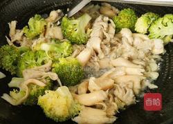 平菇炒西兰花的做法图解10