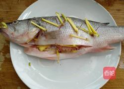 酸菜蒸鲈鱼的做法图解5