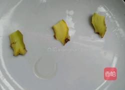 酸菜蒸鲈鱼的做法图解4