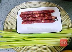 芹菜炒广肠的做法图解1
