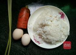 胡萝卜芹香蛋炒饭的做法图解1
