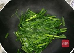 韭菜炒鱿鱼的做法图解4