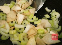芋头炒芹菜的做法图解7