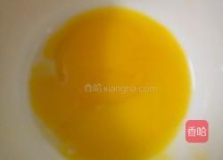 宝宝辅食～～蛋黄羹(建议宝宝7个月左右)的做法图解1