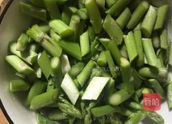 芦笋炒鸡蛋的做法图解1