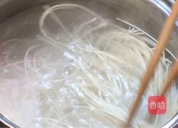 番茄鸡蛋拌面的做法图解1