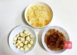桃胶银耳凤梨甜汤的做法图解1