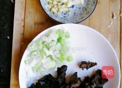 蟹味菇炒木耳的做法图解2