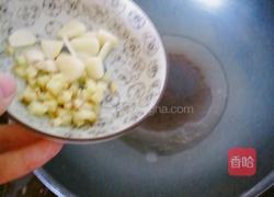 蟹味菇炒木耳的做法图解3
