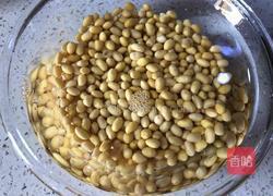 黄豆炒芹菜的做法图解1