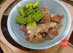 苦瓜鸡爪排骨汤的做法图解3