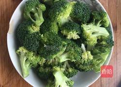 西蓝花炒西红柿的做法图解1
