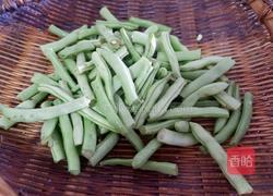 干煸肉末四季豆的做法图解1