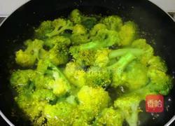 西兰花炒木耳的做法图解5