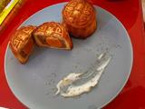 莲蓉蛋黄月饼