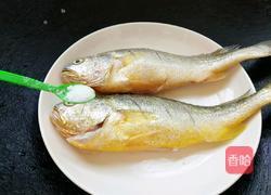 煎黄花鱼的做法图解2