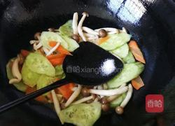黄瓜胡萝卜炒蟹味菇的做法图解5