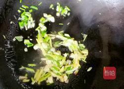 超香好吃营养的百合花生米炒莲藕丁的做法图解5