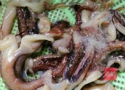 完全没有腥味超好吃营养的洋葱炒鱿鱼须的做法图解2
