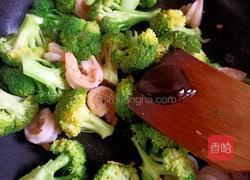 西蓝花炒虾仁的做法图解13