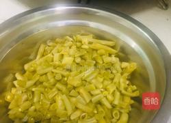 酸豆角炒肉末的做法图解1