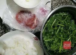 苘蒿瘦肉炒河粉的做法图解1