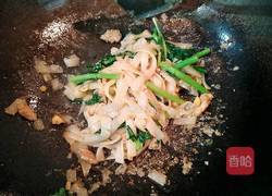 苘蒿瘦肉炒河粉的做法图解7