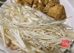 金针菇烧油豆腐的做法图解1