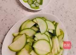 剁椒炒西葫芦的做法图解1