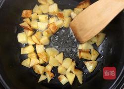 香煎土豆香肠块的做法图解8